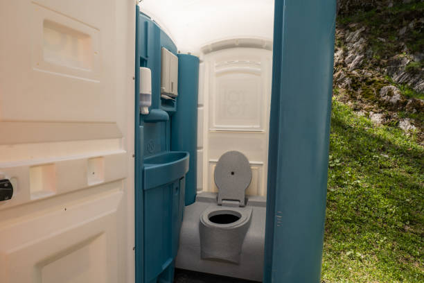 Best Deluxe Portable Toilet Rental  in Mishicot, WI